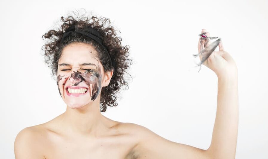 një grua kryen një trajtim rinovues të lëkurës së fytyrës