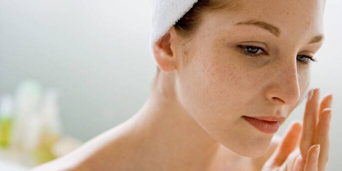 Përdorimi i rregullt i vajrave esencialë për të hidratuar lëkurën e fytyrës